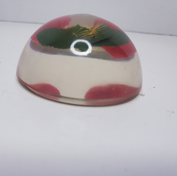 Lucite paper weight with cherries - Picture 6 of 6